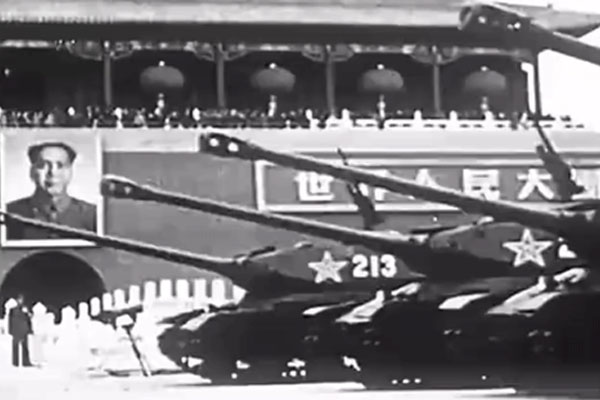 苏制IS-2重型坦克通过天安门广场