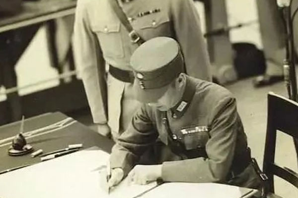 徐永昌上将在日本投降书上签字